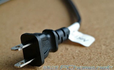 這機(jī)原本是在美國本土發(fā)售的，所以電壓是120V，來到國內(nèi)需加上220v轉(zhuǎn)110大變壓器。圖中就是這機(jī)的電源線。