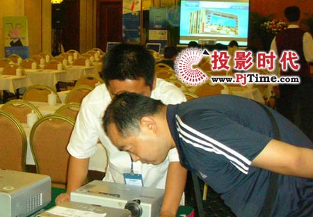 與會(huì)代表在會(huì)前觀看新產(chǎn)品