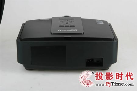  高級圖像設(shè)置中可以調(diào)節(jié)高端投影機(jī)中才能見到的清晰度控制、灰度控制（伽馬值）、極致色彩的開關(guān)、動態(tài)亮度功能額開啟、鏡頭光圈開啟幅度（控制光輸出量），得到用戶需要的色彩和亮度風(fēng)格。顯示設(shè)置中的鏡頭位移、