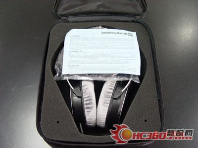 開打包裝我們可以看到躺在盒中的DT880和上面的英文說明書