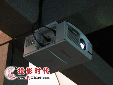 三菱FL7000U投影機背面接口