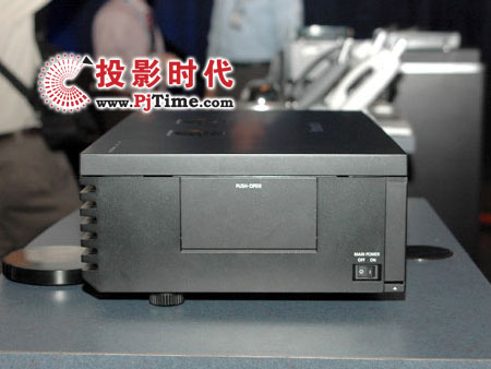 松下PT-AE3000投影機(jī)側(cè)面
