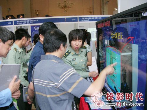 TOREN觸摸交互系統(tǒng)成為北京反恐裝備展亮點