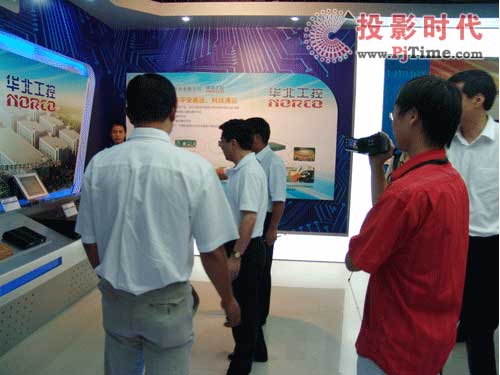 深圳市長王榮一行參觀華北工控展臺