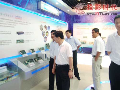 深圳市長王榮一行參觀華北工控展臺