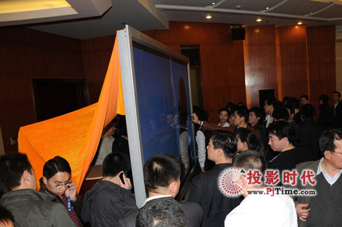 應(yīng)用無限-CIMA 120”等離子拼接顯示器