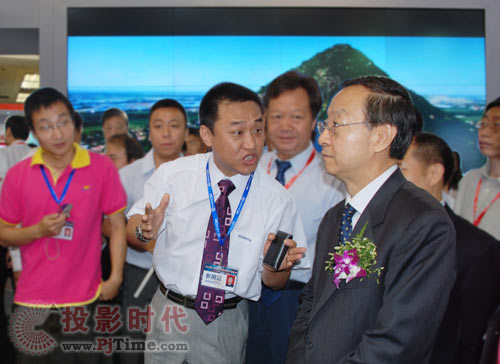 巨洋亮相軟博會 獻上大屏視覺盛宴