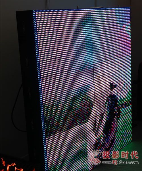 大屏幕視聽(tīng)展:華埠信維展示LED顯示屏