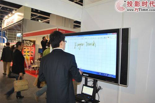巨龍科教在港展出新型電子白板與觸摸顯示器