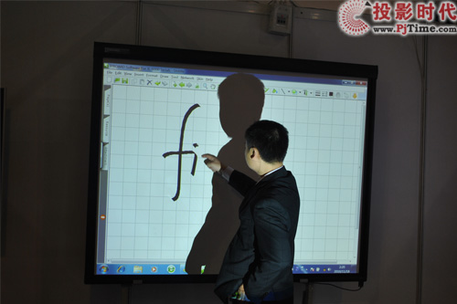 巨龍科教在港展出新型電子白板與觸摸顯示器