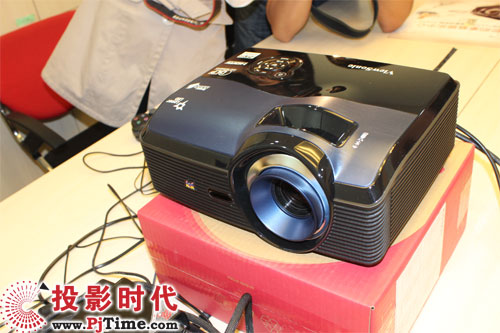 1600流明LED+激光混合型全高清家用投影機