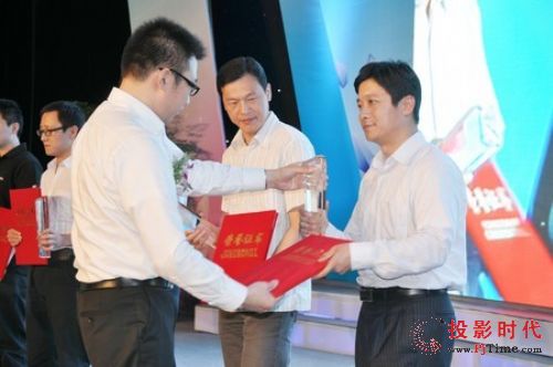 宜清光電新產(chǎn)品“零距離智能投影電視”榮獲工業(yè)設(shè)計(jì)大賽一等獎(jiǎng) 