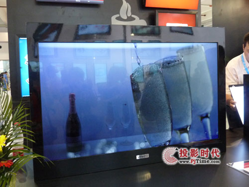 唯瑞透明顯示器驚艷2012上海數(shù)字標(biāo)牌展