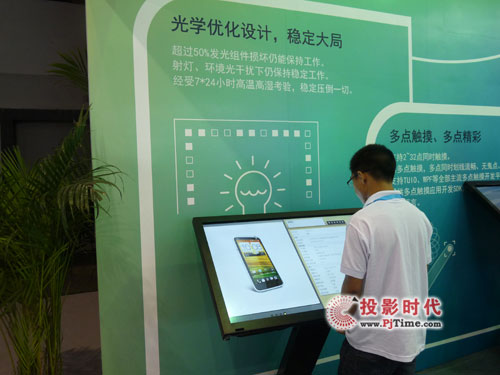智慧的觸摸屏--優(yōu)熠電子亮相上海數(shù)字標(biāo)牌展