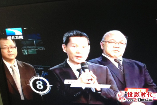 在湖北衛(wèi)視現(xiàn)場的雅圖CTO梁向東（中）
