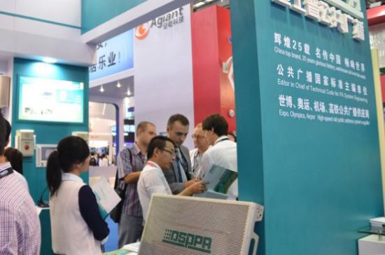 迪士普工作人員向國際友人介紹多媒體音視頻會議系統(tǒng)