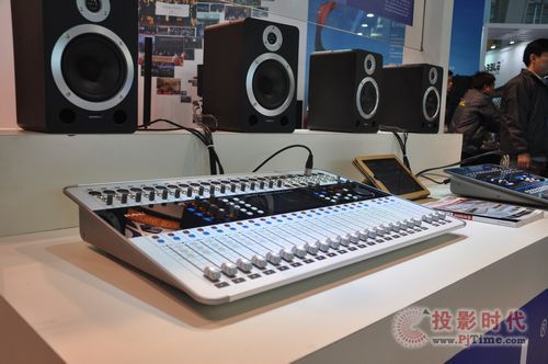 由VARYAG 24數(shù)字調(diào)音臺(tái)、SOUNDBOXX有源監(jiān)聽音箱組成的數(shù)字化擴(kuò)聲系統(tǒng)