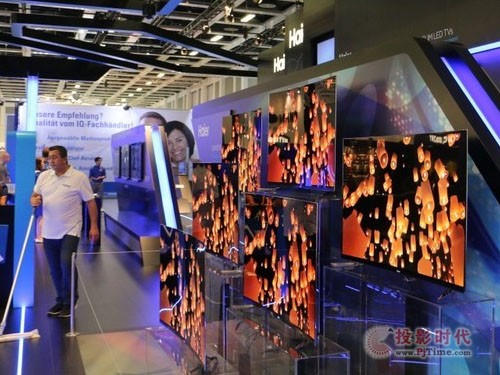     德國柏林IFA2014消費(fèi)電子展已拉開帷幕，海爾出了展示出了最新的智能冰箱，提出現(xiàn)代家的新理念，展出了多款新品智能電視外，還為我們帶來了大量的曲面OLED電視，著實(shí)讓人驚艷不已。