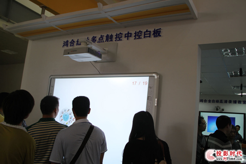 全球首款超寬屏短焦激光投影機(jī)亮相南昌普教展