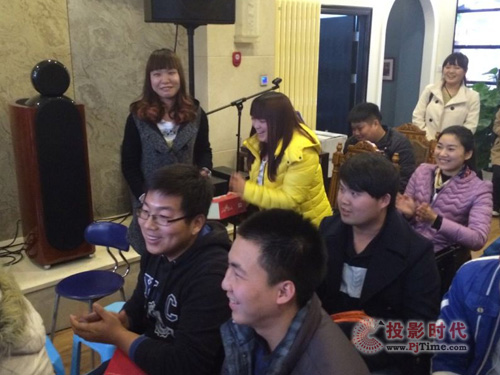 工作人員給答對(duì)問題的網(wǎng)友頒發(fā)禮品