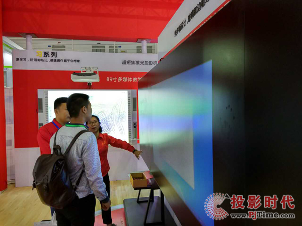 艾博德教育裝備展上與富士康正式簽署戰(zhàn)略合作
