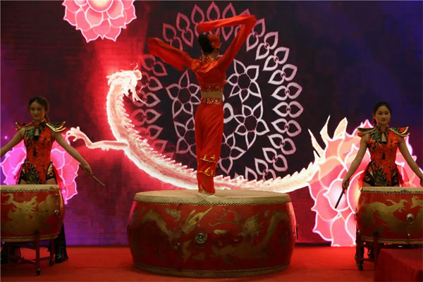 勁歌熱舞，恭賀新年