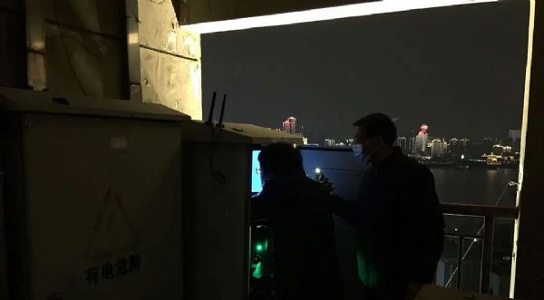 利亞德照明同事長江燈光秀現(xiàn)場提前檢修