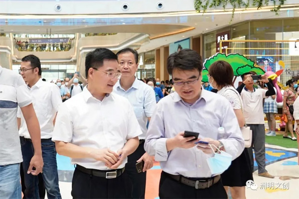 ▲洲明國內(nèi)顯示事業(yè)執(zhí)行總裁袁道仁（左）與客戶交流
