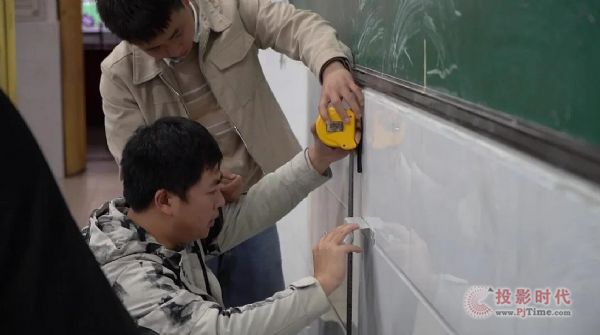 東方中原公益行走進(jìn)車民小學(xué) 捐贈(zèng)電子白板和投影機(jī)