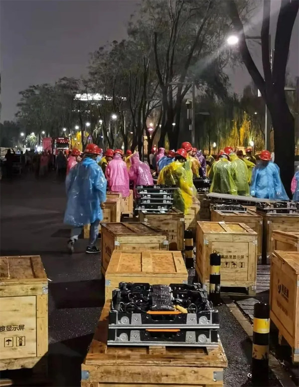 利亞德團隊雨中拆卸、搬運屏幕 