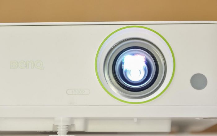 明基E582智能商務(wù)投影機(jī)3600流明，開燈也不怕看不清